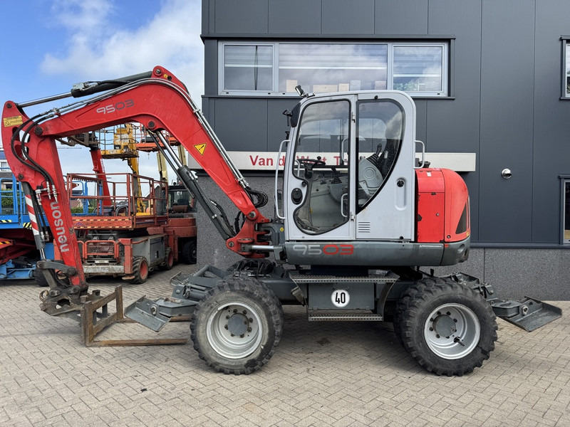 Neuson 9503 WD Mobiele Kraan 2009 Palletvork, Stenenklem, 2x Bak 8860hours Deutz Diesel - Autodizalica: slika Neuson 9503 WD Mobiele Kraan 2009 Palletvork, Stenenklem, 2x Bak 8860hours Deutz Diesel - Autodizalica Neuson 9503 WD Mobiele Kraan 2009 Palletvork, Stenenklem, 2x Bak 8860hours Deutz Diesel - Autodizalica: slika Neuson 9503 WD Mobiele Kraan 2009 Palletvork, Stenenklem, 2x Bak 8860hours Deutz Diesel - Autodizalica
