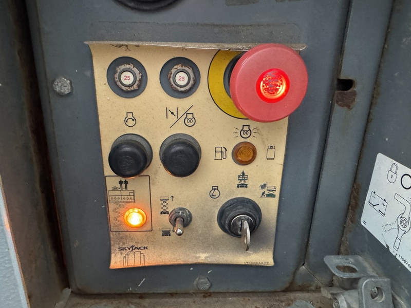 Škarasta podizna platforma Skyjack SJ 6832RT Schaarhoogwerker / Scissor / Arbeitsbuhne 2016 4X4 Kubota Diesel 12M Werkhoogte: slika Škarasta podizna platforma Skyjack SJ 6832RT Schaarhoogwerker / Scissor / Arbeitsbuhne 2016 4X4 Kubota Diesel 12M Werkhoogte Škarasta podizna platforma Skyjack SJ 6832RT Schaarhoogwerker / Scissor / Arbeitsbuhne 2016 4X4 Kubota Diesel 12M Werkhoogte: slika Škarasta podizna platforma Skyjack SJ 6832RT Schaarhoogwerker / Scissor / Arbeitsbuhne 2016 4X4 Kubota Diesel 12M Werkhoogte