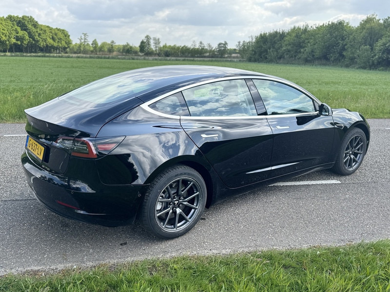 Tesla Model 3 - Automobil: slika Tesla Model 3 - Automobil Tesla Model 3 - Automobil: slika Tesla Model 3 - Automobil