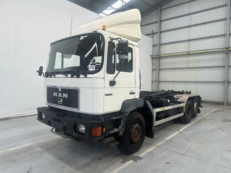 Kamion s kukastom dizalicom MAN 26 343 6x2: slika Kamion s kukastom dizalicom MAN 26 343 6x2