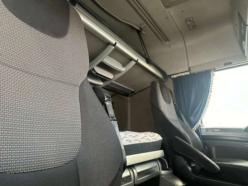 Tegljač DAF XF 106.460 SPACECAB: slika Tegljač DAF XF 106.460 SPACECAB
