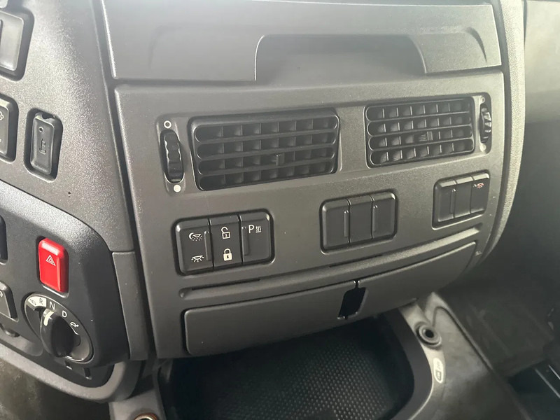 Tegljač DAF XF 106.460 SPACECAB: slika Tegljač DAF XF 106.460 SPACECAB