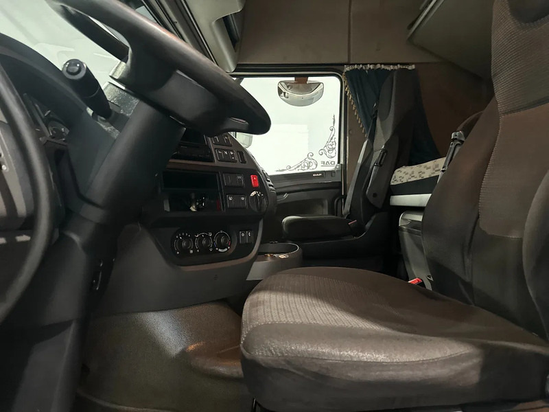 Tegljač DAF XF 106.460 Spacecab: slika Tegljač DAF XF 106.460 Spacecab