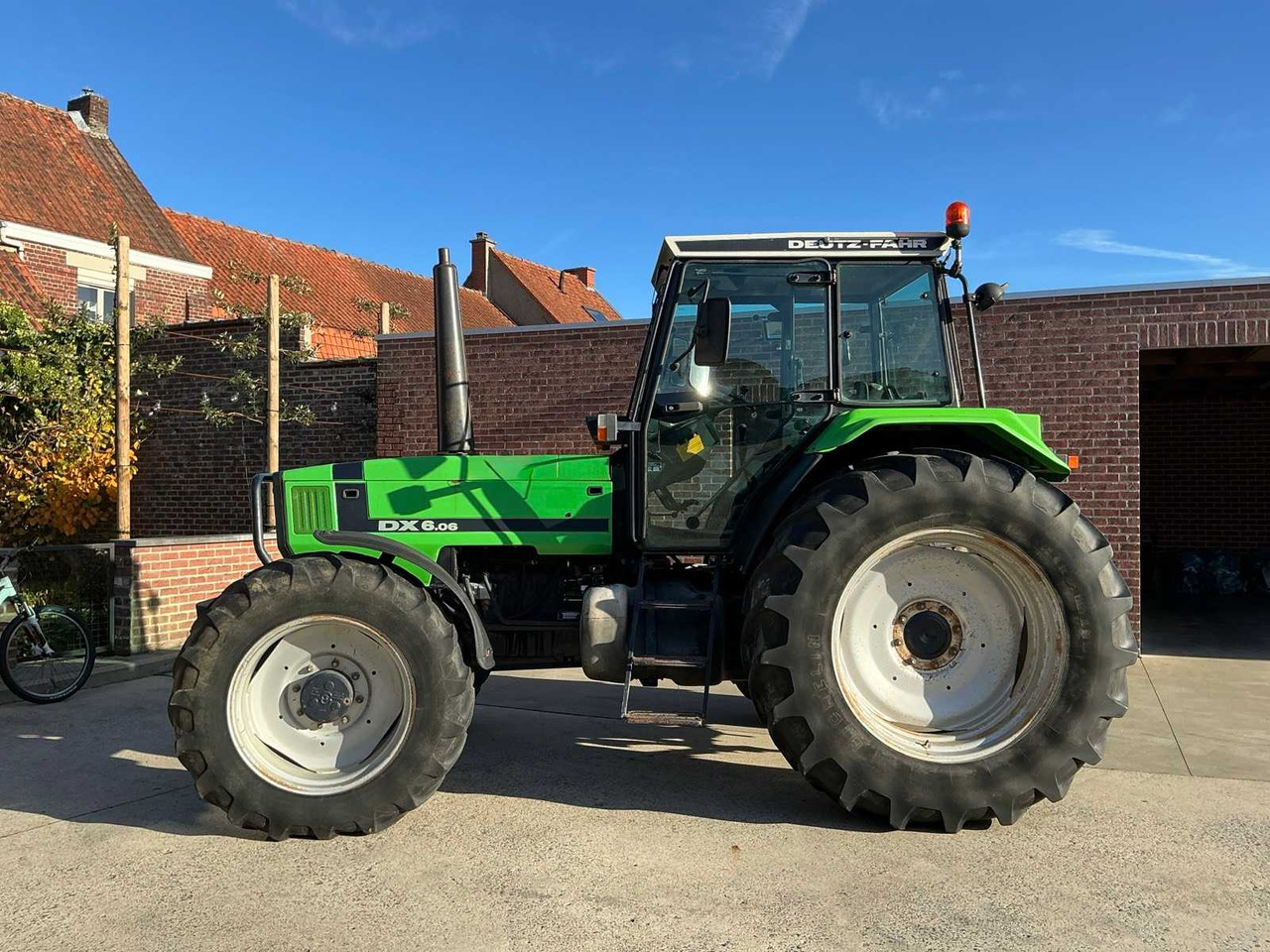 1993 DEUTZ-FAHR DX6.06 ALL-WHEEL DRIVE FARM TRACTOR - Traktor: slika 1993 DEUTZ-FAHR DX6.06 ALL-WHEEL DRIVE FARM TRACTOR - Traktor 1993 DEUTZ-FAHR DX6.06 ALL-WHEEL DRIVE FARM TRACTOR - Traktor: slika 1993 DEUTZ-FAHR DX6.06 ALL-WHEEL DRIVE FARM TRACTOR - Traktor