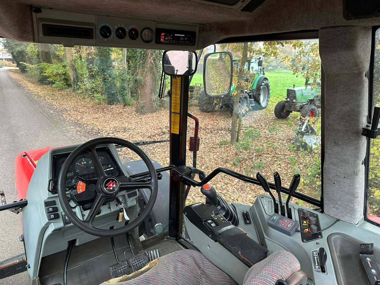 Traktor 2002 MASSEY FERGUSON 6255 FOUR WHEEL DRIVE FARM TRACTOR: slika Traktor 2002 MASSEY FERGUSON 6255 FOUR WHEEL DRIVE FARM TRACTOR