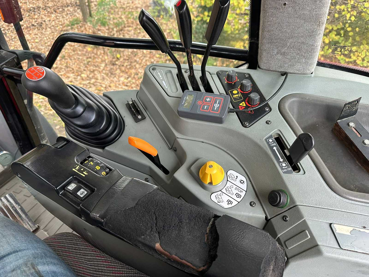 Traktor 2002 MASSEY FERGUSON 6255 FOUR WHEEL DRIVE FARM TRACTOR: slika Traktor 2002 MASSEY FERGUSON 6255 FOUR WHEEL DRIVE FARM TRACTOR