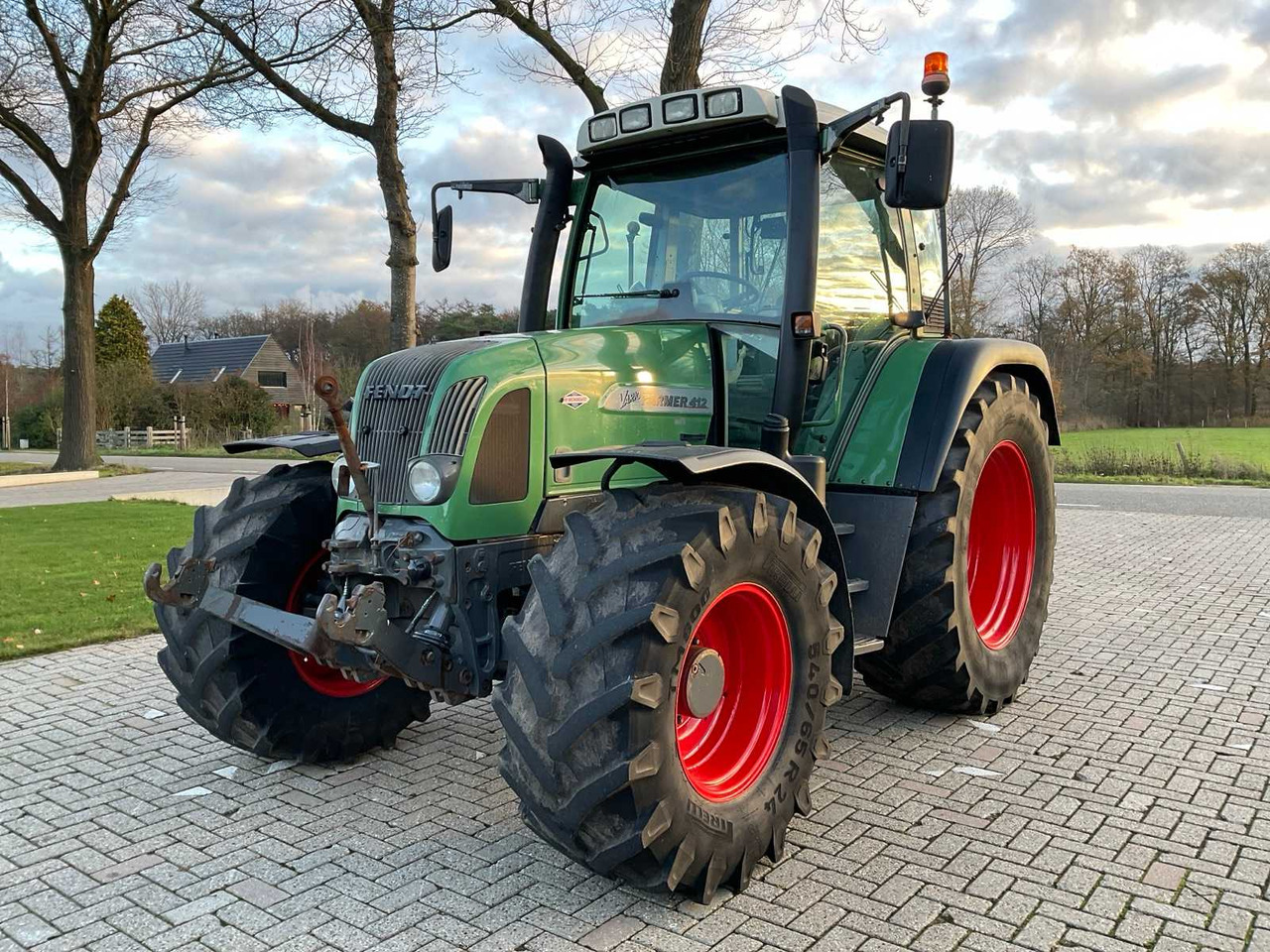 2005 FENDT FARMER 412 VARIO ALL-WHEEL DRIVE FARM TRACTOR - Traktor: slika 2005 FENDT FARMER 412 VARIO ALL-WHEEL DRIVE FARM TRACTOR - Traktor 2005 FENDT FARMER 412 VARIO ALL-WHEEL DRIVE FARM TRACTOR - Traktor: slika 2005 FENDT FARMER 412 VARIO ALL-WHEEL DRIVE FARM TRACTOR - Traktor