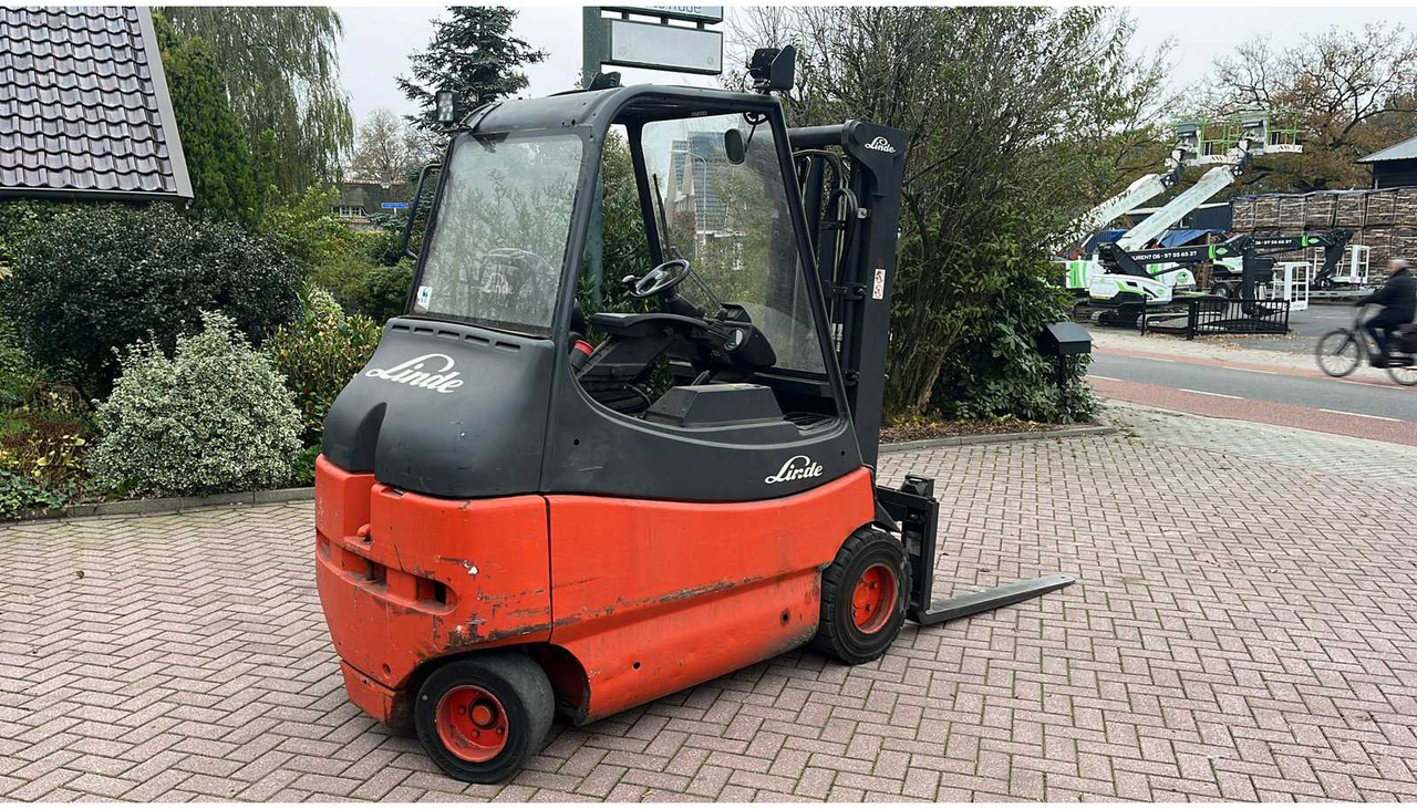 2006 LINDE E30-03 FORKLIFT - Viličar: slika 2006 LINDE E30-03 FORKLIFT - Viličar 2006 LINDE E30-03 FORKLIFT - Viličar: slika 2006 LINDE E30-03 FORKLIFT - Viličar