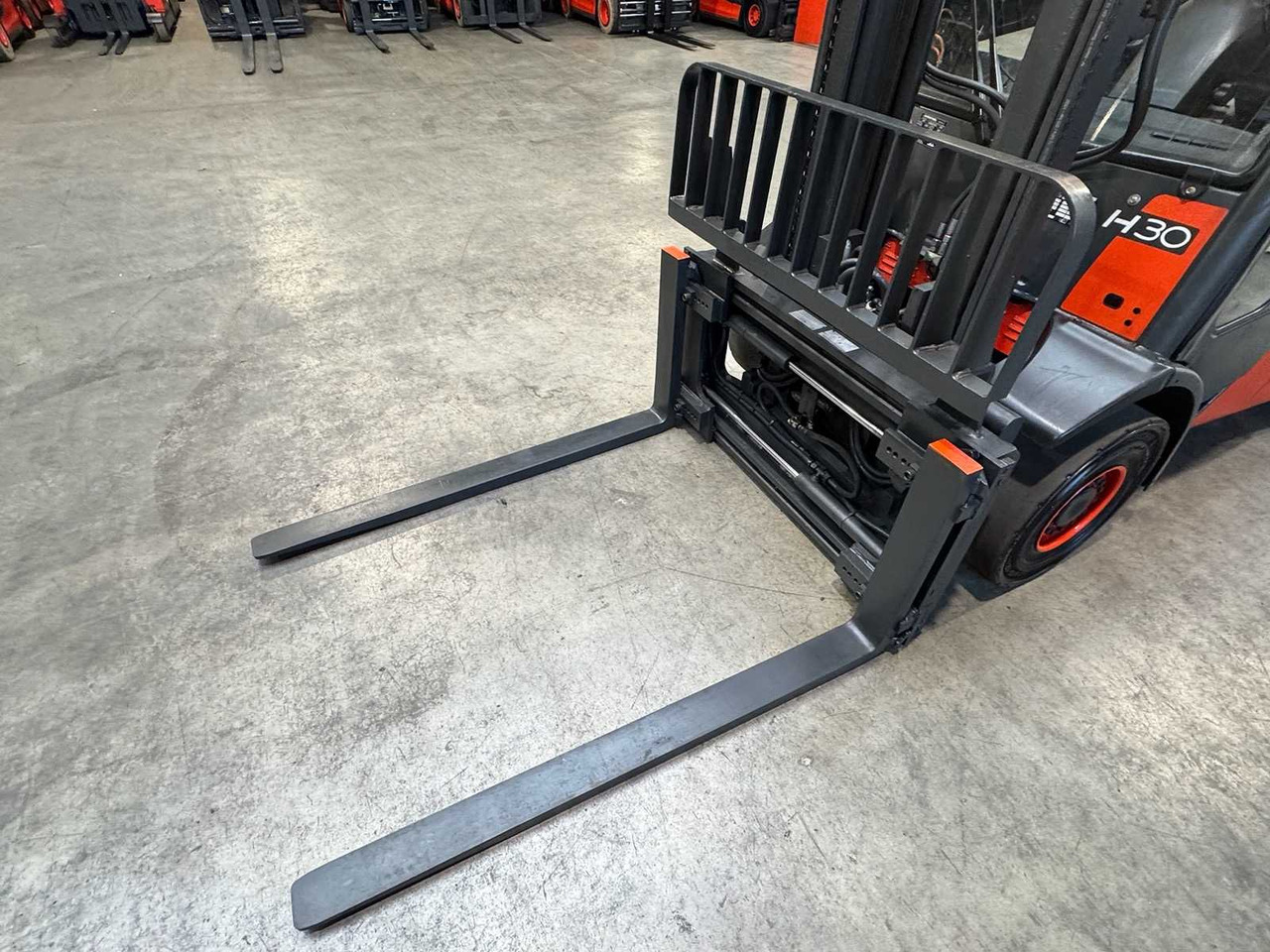 2006 LINDE H30T 3.000KG 3.+4. - Viličar: slika 2006 LINDE H30T 3.000KG 3.+4. - Viličar 2006 LINDE H30T 3.000KG 3.+4. - Viličar: slika 2006 LINDE H30T 3.000KG 3.+4. - Viličar