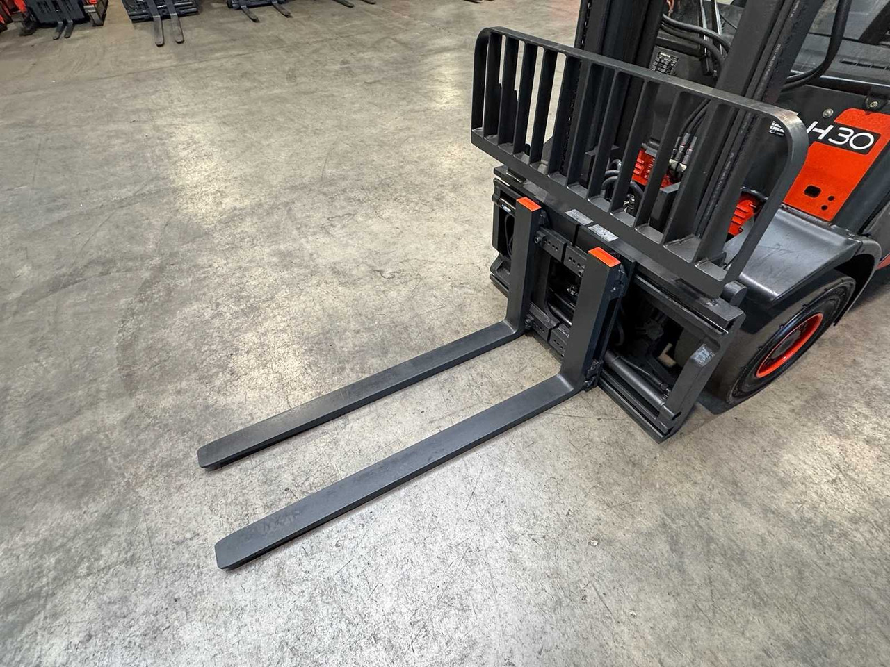 2006 LINDE H30T 3.000KG 3.+4. - Viličar: slika 2006 LINDE H30T 3.000KG 3.+4. - Viličar 2006 LINDE H30T 3.000KG 3.+4. - Viličar: slika 2006 LINDE H30T 3.000KG 3.+4. - Viličar