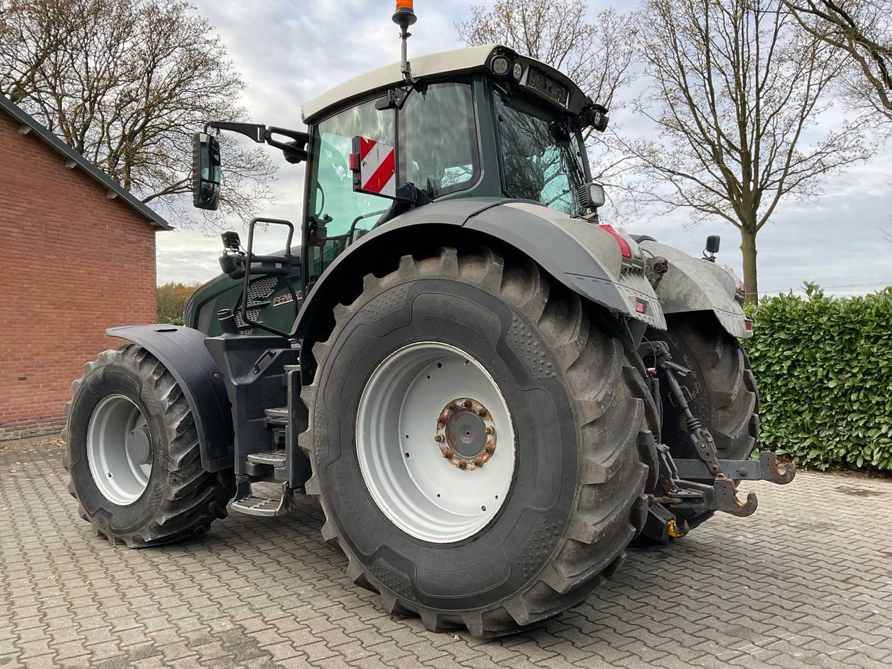2011 FENDT 826 VARIO ALL-WHEEL DRIVE AGRICULTURAL TRACTOR - Traktor: slika 2011 FENDT 826 VARIO ALL-WHEEL DRIVE AGRICULTURAL TRACTOR - Traktor 2011 FENDT 826 VARIO ALL-WHEEL DRIVE AGRICULTURAL TRACTOR - Traktor: slika 2011 FENDT 826 VARIO ALL-WHEEL DRIVE AGRICULTURAL TRACTOR - Traktor