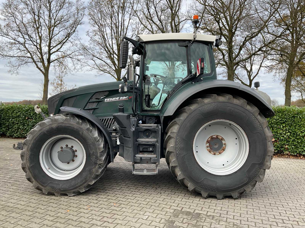 2011 FENDT 826 VARIO ALL-WHEEL DRIVE AGRICULTURAL TRACTOR - Traktor: slika 2011 FENDT 826 VARIO ALL-WHEEL DRIVE AGRICULTURAL TRACTOR - Traktor 2011 FENDT 826 VARIO ALL-WHEEL DRIVE AGRICULTURAL TRACTOR - Traktor: slika 2011 FENDT 826 VARIO ALL-WHEEL DRIVE AGRICULTURAL TRACTOR - Traktor