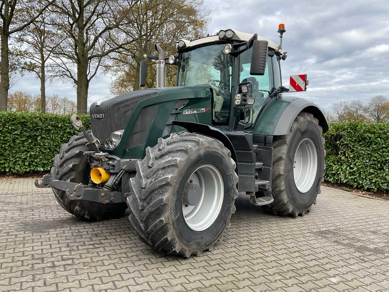2011 FENDT 826 VARIO ALL-WHEEL DRIVE AGRICULTURAL TRACTOR - Traktor: slika 2011 FENDT 826 VARIO ALL-WHEEL DRIVE AGRICULTURAL TRACTOR - Traktor 2011 FENDT 826 VARIO ALL-WHEEL DRIVE AGRICULTURAL TRACTOR - Traktor: slika 2011 FENDT 826 VARIO ALL-WHEEL DRIVE AGRICULTURAL TRACTOR - Traktor