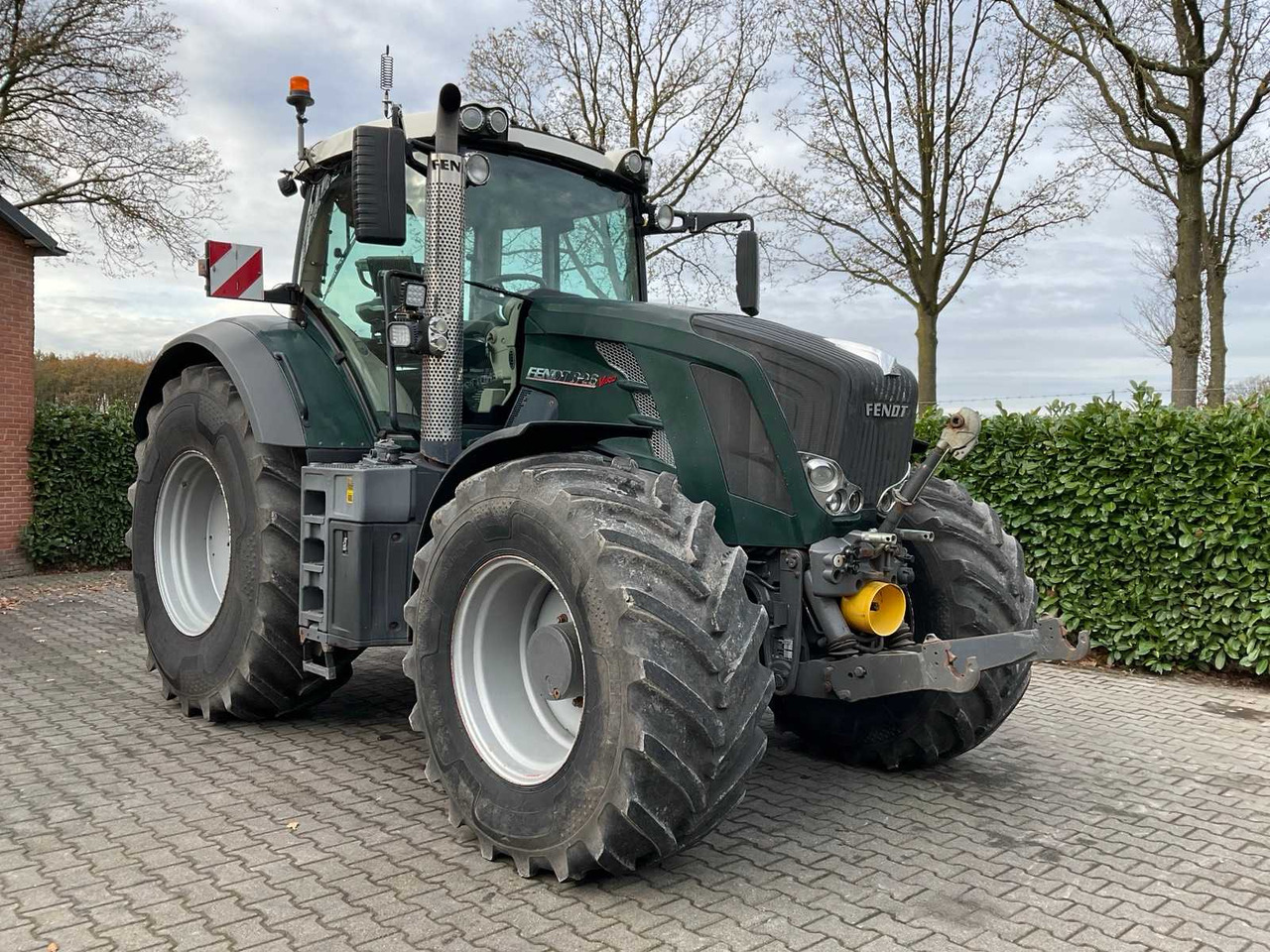 2011 FENDT 826 VARIO ALL-WHEEL DRIVE AGRICULTURAL TRACTOR - Traktor: slika 2011 FENDT 826 VARIO ALL-WHEEL DRIVE AGRICULTURAL TRACTOR - Traktor 2011 FENDT 826 VARIO ALL-WHEEL DRIVE AGRICULTURAL TRACTOR - Traktor: slika 2011 FENDT 826 VARIO ALL-WHEEL DRIVE AGRICULTURAL TRACTOR - Traktor