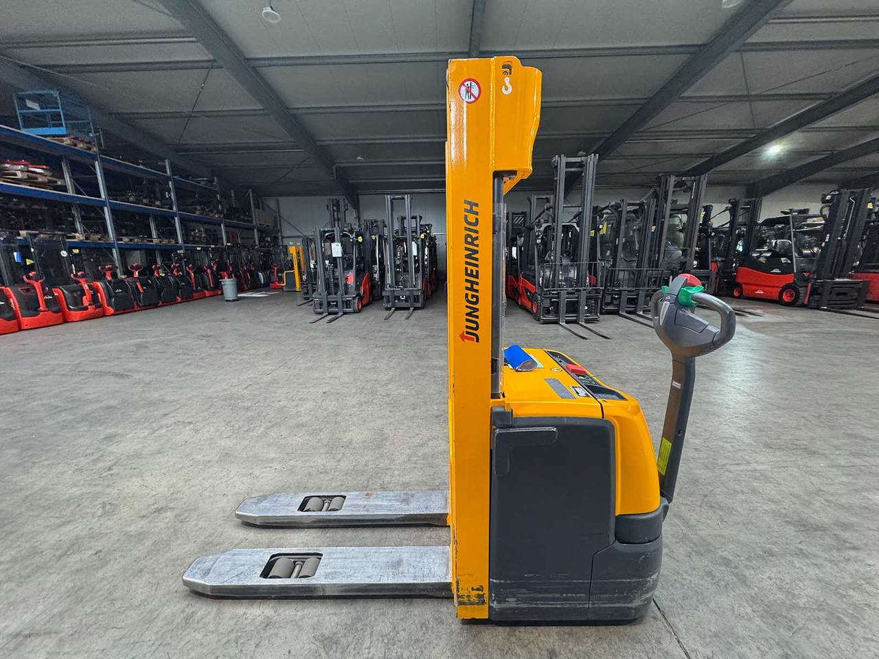 2013 JUNGHEINRICH EJC220 2,000KG STACKER PALLET TRUCK ANT FREE LIFT - Viličar: slika 2013 JUNGHEINRICH EJC220 2,000KG STACKER PALLET TRUCK ANT FREE LIFT - Viličar 2013 JUNGHEINRICH EJC220 2,000KG STACKER PALLET TRUCK ANT FREE LIFT - Viličar: slika 2013 JUNGHEINRICH EJC220 2,000KG STACKER PALLET TRUCK ANT FREE LIFT - Viličar