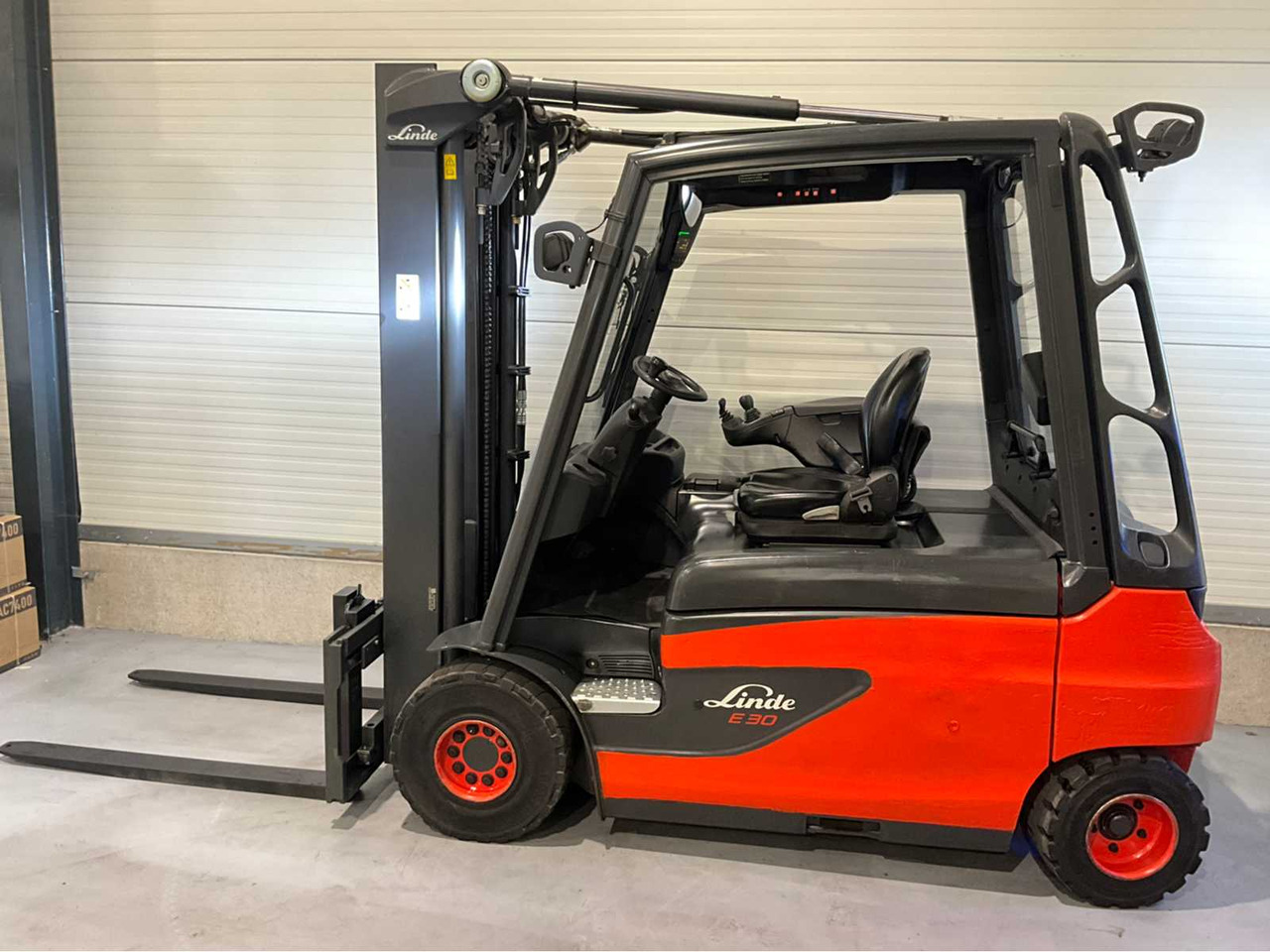 2017 LINDE E30L-01 3000KG FORKLIFT - Viličar: slika 2017 LINDE E30L-01 3000KG FORKLIFT - Viličar 2017 LINDE E30L-01 3000KG FORKLIFT - Viličar: slika 2017 LINDE E30L-01 3000KG FORKLIFT - Viličar
