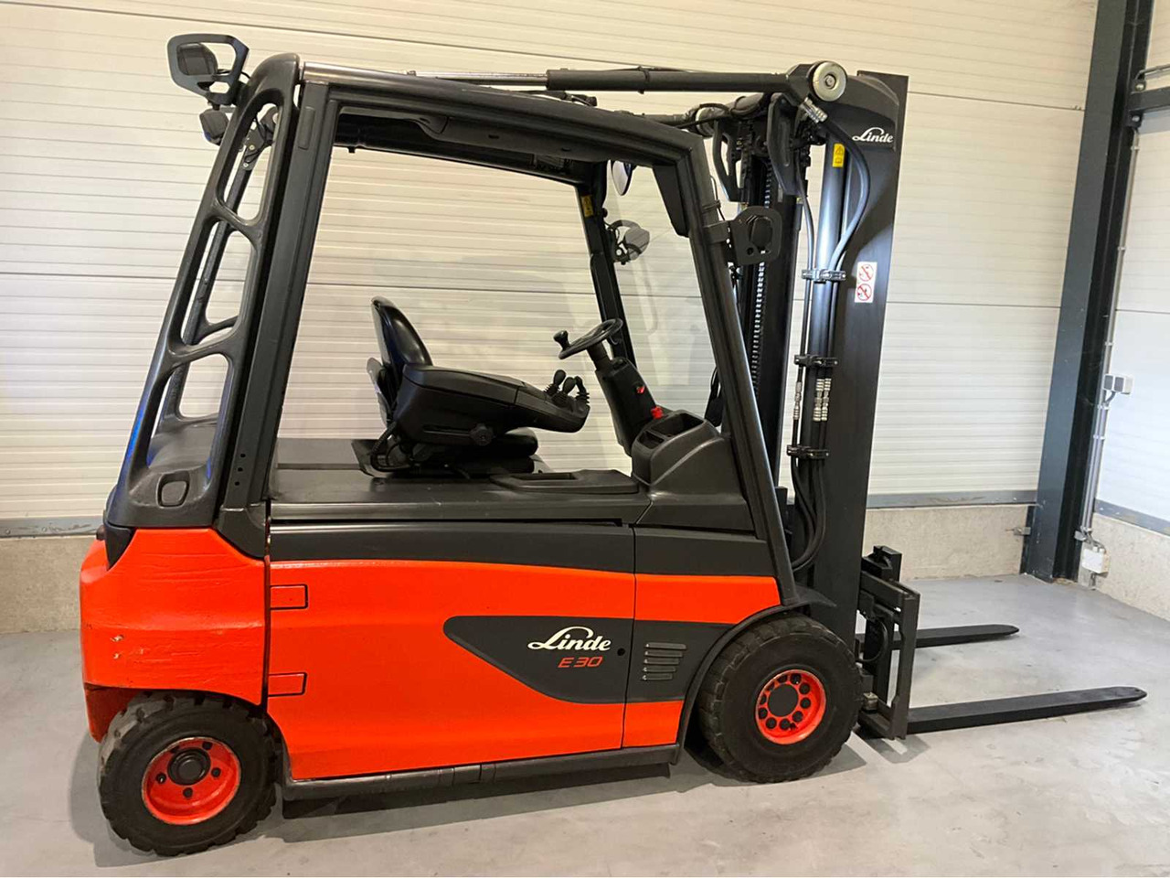 2017 LINDE E30L-01 3000KG FORKLIFT - Viličar: slika 2017 LINDE E30L-01 3000KG FORKLIFT - Viličar 2017 LINDE E30L-01 3000KG FORKLIFT - Viličar: slika 2017 LINDE E30L-01 3000KG FORKLIFT - Viličar