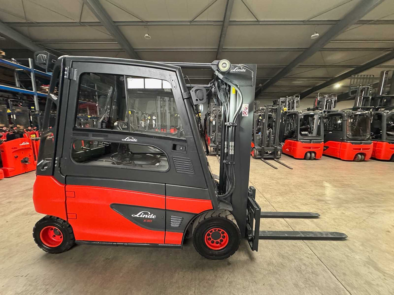 Viličar 2018 SERVICE + UVV 10/2026 LINDE E30L 3,000KG TRIPLEX ELECTRIC FORKLIFT 4,647 HOURS: slika Viličar 2018 SERVICE + UVV 10/2026 LINDE E30L 3,000KG TRIPLEX ELECTRIC FORKLIFT 4,647 HOURS Viličar 2018 SERVICE + UVV 10/2026 LINDE E30L 3,000KG TRIPLEX ELECTRIC FORKLIFT 4,647 HOURS: slika Viličar 2018 SERVICE + UVV 10/2026 LINDE E30L 3,000KG TRIPLEX ELECTRIC FORKLIFT 4,647 HOURS