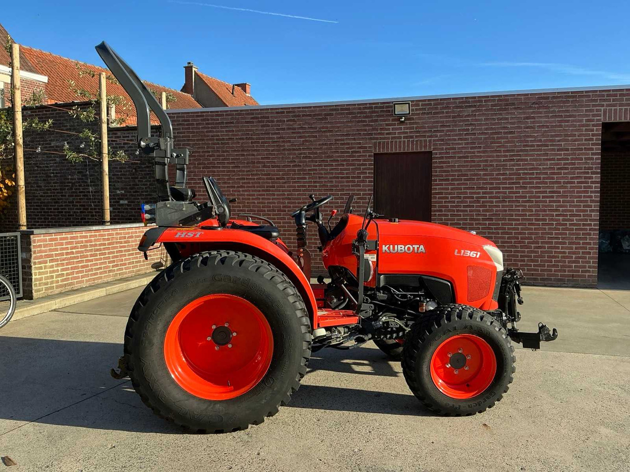 2020 KUBOTA L1361 FOUR WHEEL DRIVE FARM TRACTOR - Traktor: slika 2020 KUBOTA L1361 FOUR WHEEL DRIVE FARM TRACTOR - Traktor 2020 KUBOTA L1361 FOUR WHEEL DRIVE FARM TRACTOR - Traktor: slika 2020 KUBOTA L1361 FOUR WHEEL DRIVE FARM TRACTOR - Traktor