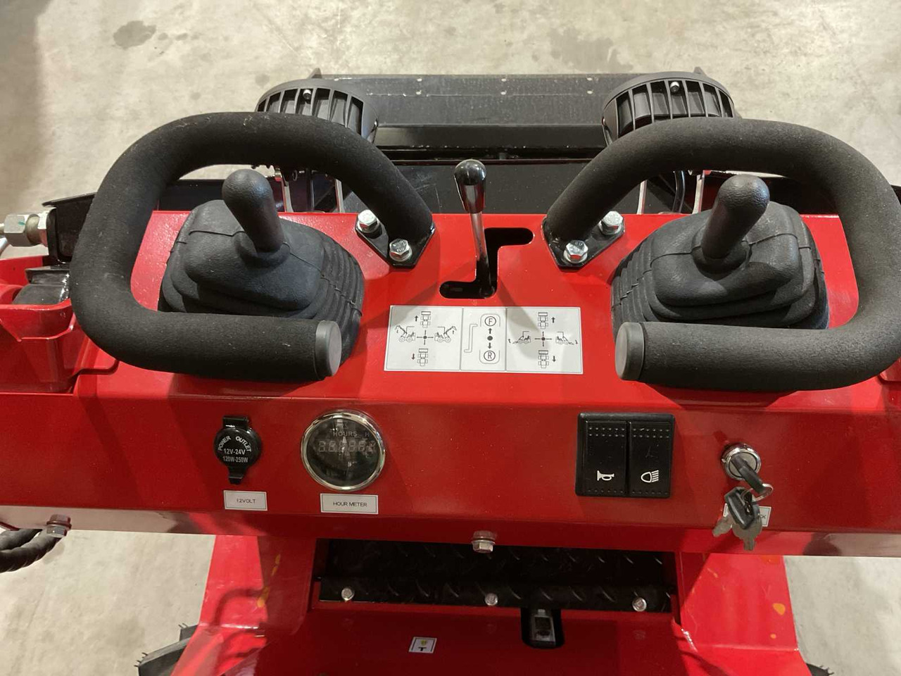 Utovarivač na kotačima 2025 RHINO-CROSS SSL480 SHOVEL: slika Utovarivač na kotačima 2025 RHINO-CROSS SSL480 SHOVEL