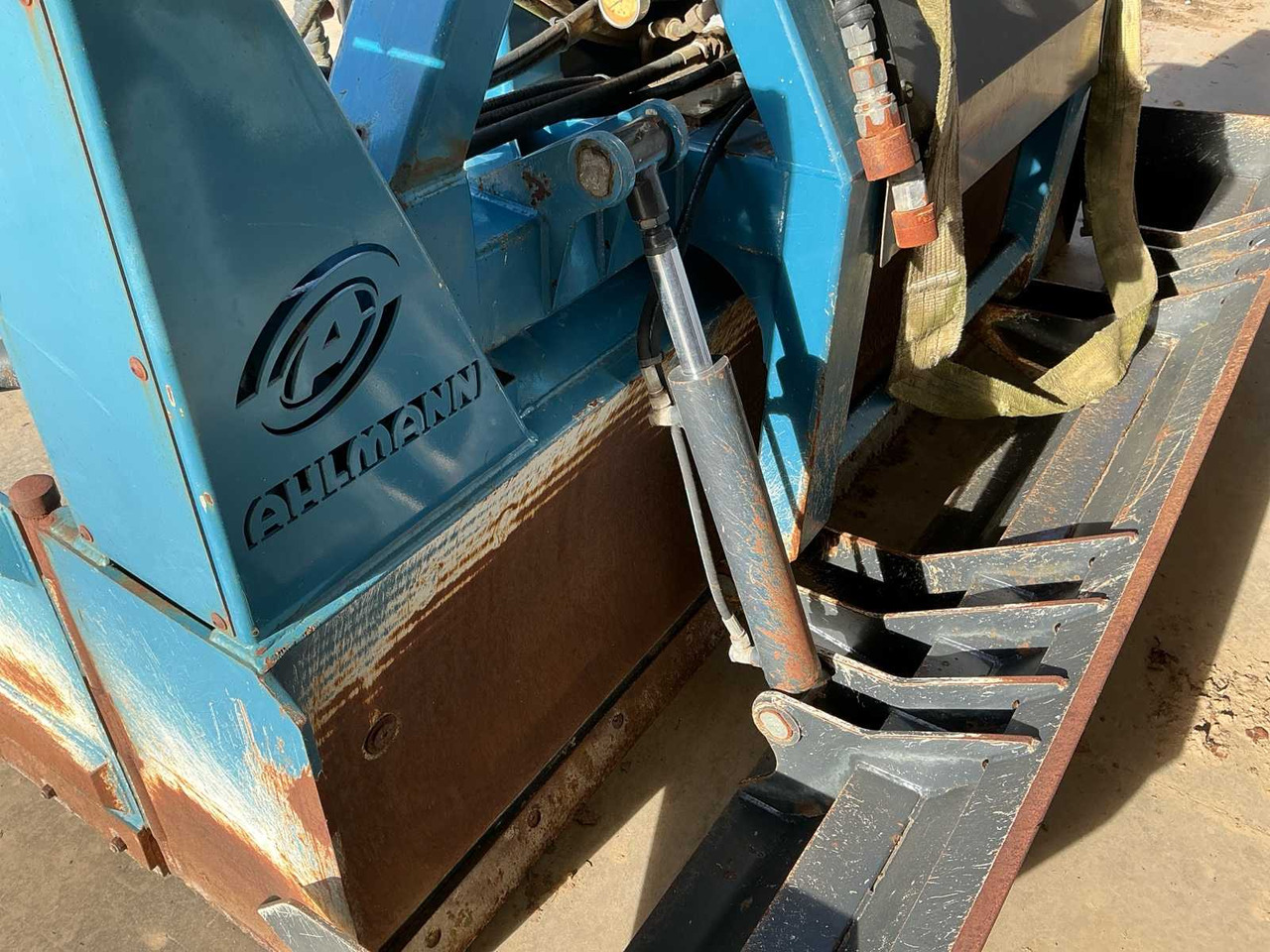 Ahlmann Ahlmac 2600 - Oprema za obradu tla: slika Ahlmann Ahlmac 2600 - Oprema za obradu tla Ahlmann Ahlmac 2600 - Oprema za obradu tla: slika Ahlmann Ahlmac 2600 - Oprema za obradu tla