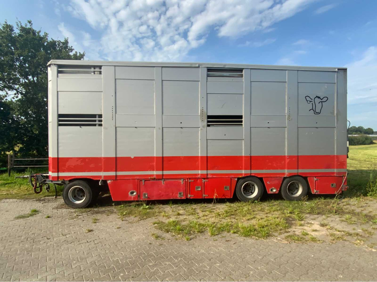 Berdex AV.1018 - Prikolica za prijevoz stoke: slika Berdex AV.1018 - Prikolica za prijevoz stoke Berdex AV.1018 - Prikolica za prijevoz stoke: slika Berdex AV.1018 - Prikolica za prijevoz stoke