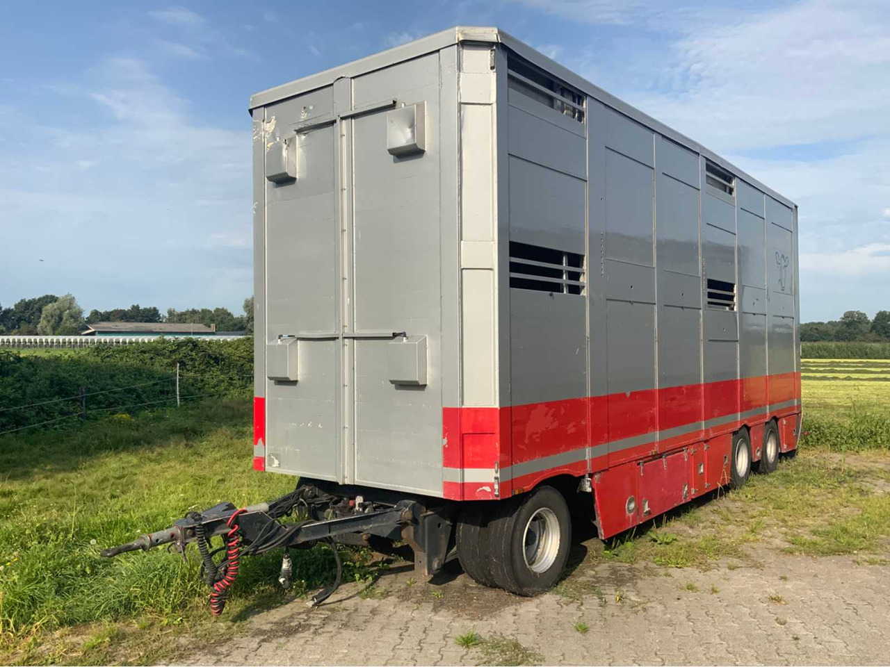 Berdex AV.1018 - Prikolica za prijevoz stoke: slika Berdex AV.1018 - Prikolica za prijevoz stoke Berdex AV.1018 - Prikolica za prijevoz stoke: slika Berdex AV.1018 - Prikolica za prijevoz stoke