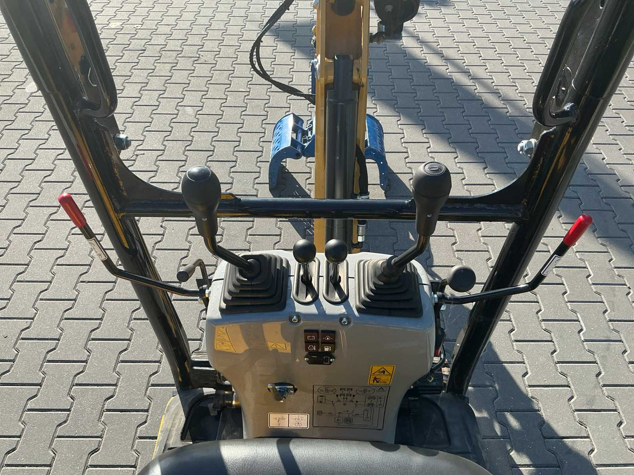 Mini bager Cat 300.9D: slika Mini bager Cat 300.9D