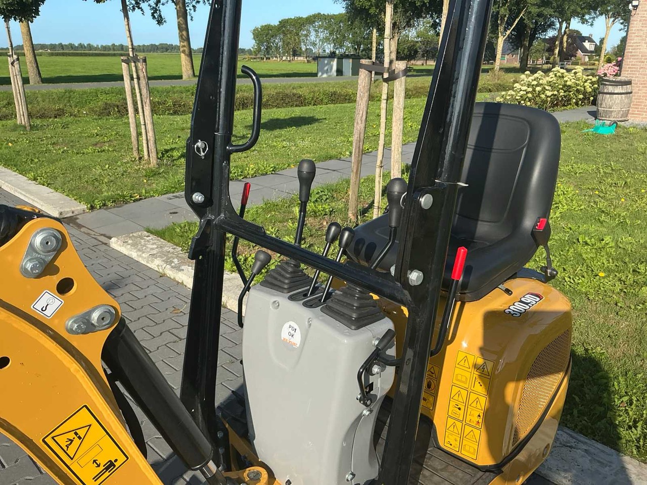 Mini bager Cat 300.9D: slika Mini bager Cat 300.9D