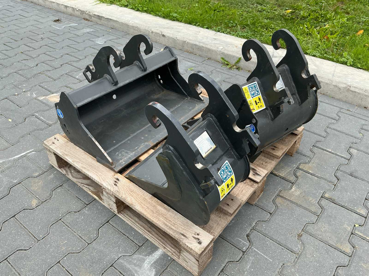 Mini bager Cat 300.9D: slika Mini bager Cat 300.9D