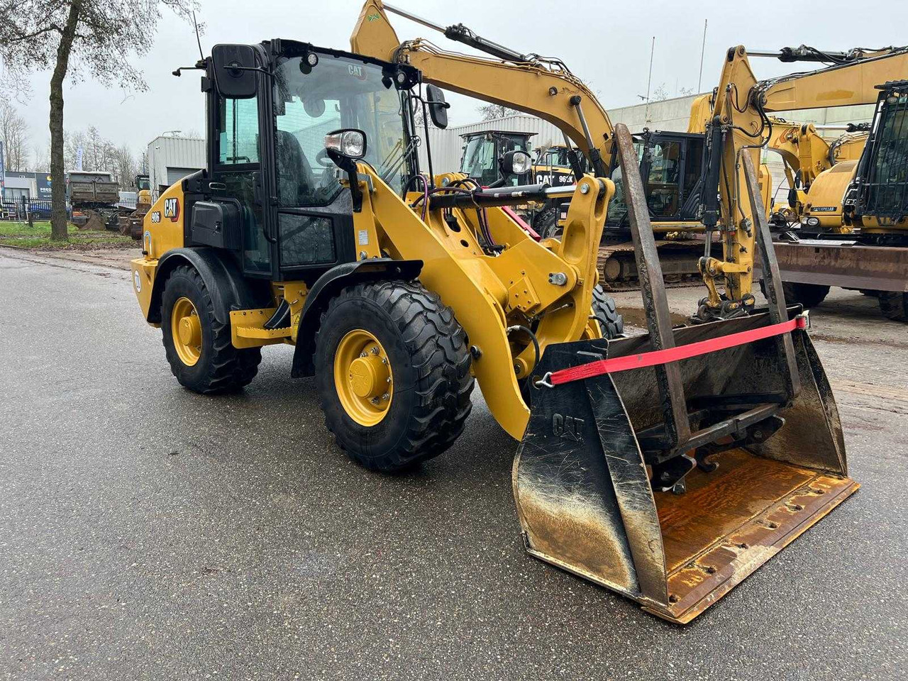 Caterpillar 906 - Utovarivač na kotačima: slika Caterpillar 906 - Utovarivač na kotačima Caterpillar 906 - Utovarivač na kotačima: slika Caterpillar 906 - Utovarivač na kotačima