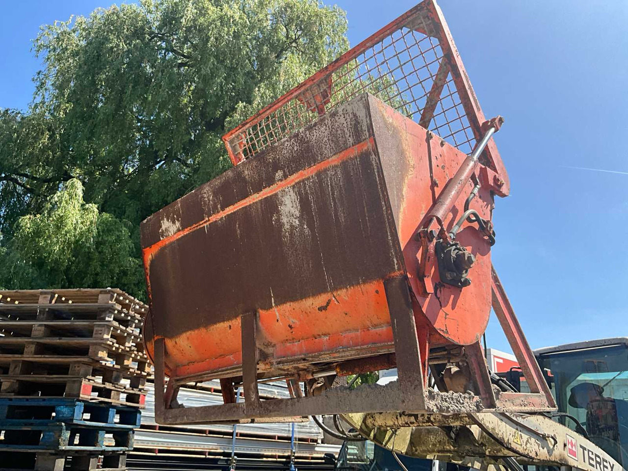 Concrete mixing tank - Oprema za beton/ Betoniranje: slika Concrete mixing tank - Oprema za beton/ Betoniranje Concrete mixing tank - Oprema za beton/ Betoniranje: slika Concrete mixing tank - Oprema za beton/ Betoniranje