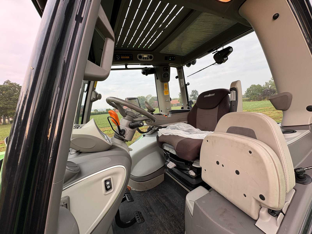 Traktor Deutz-Fahr 8280 TTV: slika Traktor Deutz-Fahr 8280 TTV Traktor Deutz-Fahr 8280 TTV: slika Traktor Deutz-Fahr 8280 TTV