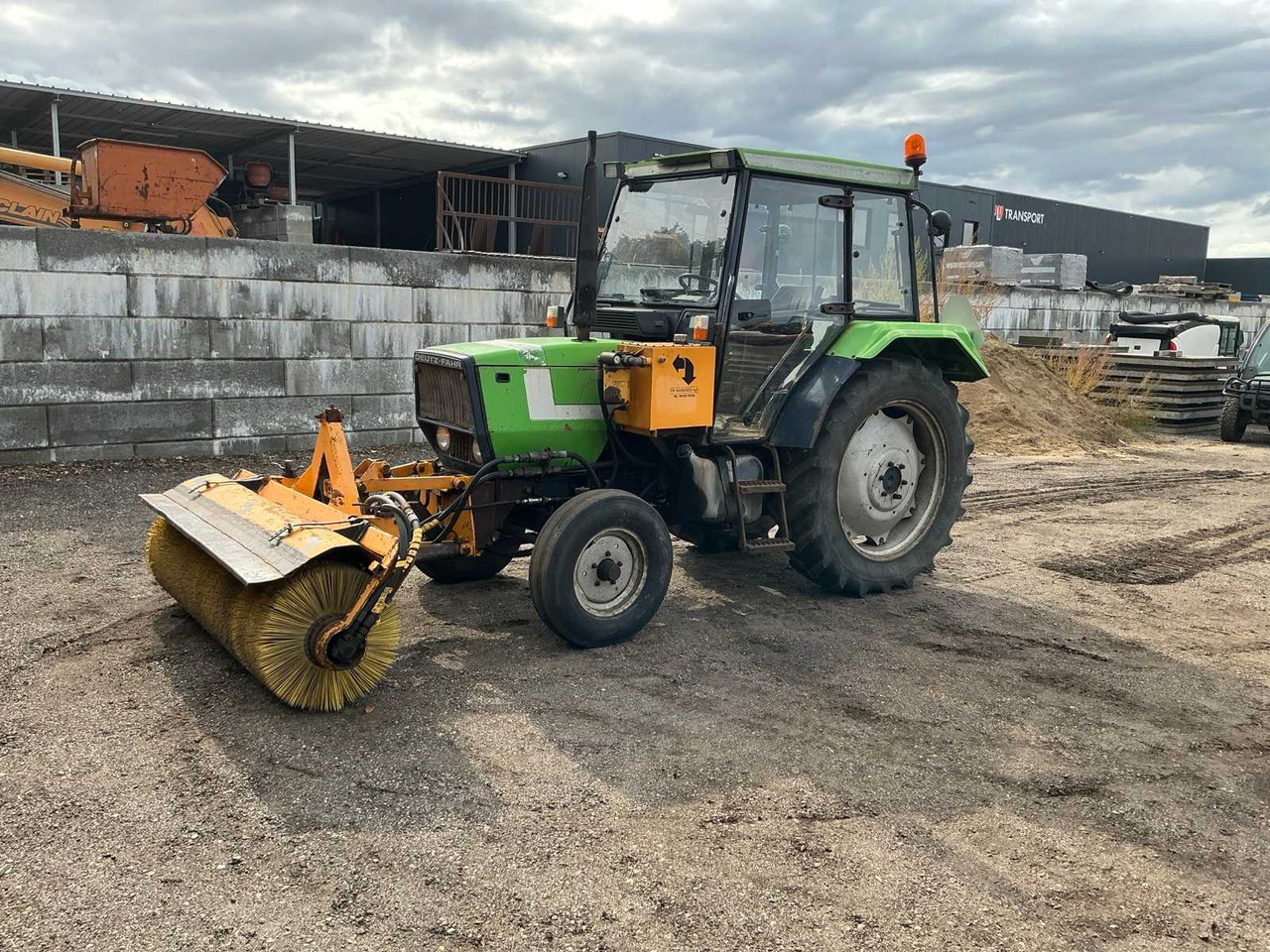 Deutz-Fahr DX3.30 - Traktor: slika Deutz-Fahr DX3.30 - Traktor Deutz-Fahr DX3.30 - Traktor: slika Deutz-Fahr DX3.30 - Traktor