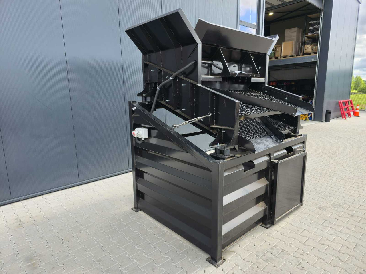 Vibratory Screener - Drugi strojevi: slika Vibratory Screener - Drugi strojevi Vibratory Screener - Drugi strojevi: slika Vibratory Screener - Drugi strojevi