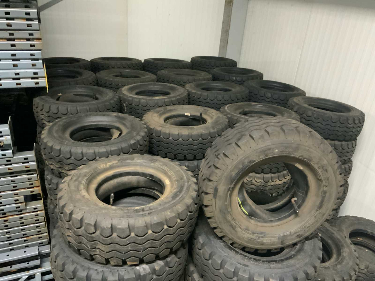 Dunlop - Gume i felge za Traktor: slika Dunlop - Gume i felge za Traktor Dunlop - Gume i felge za Traktor: slika Dunlop - Gume i felge za Traktor