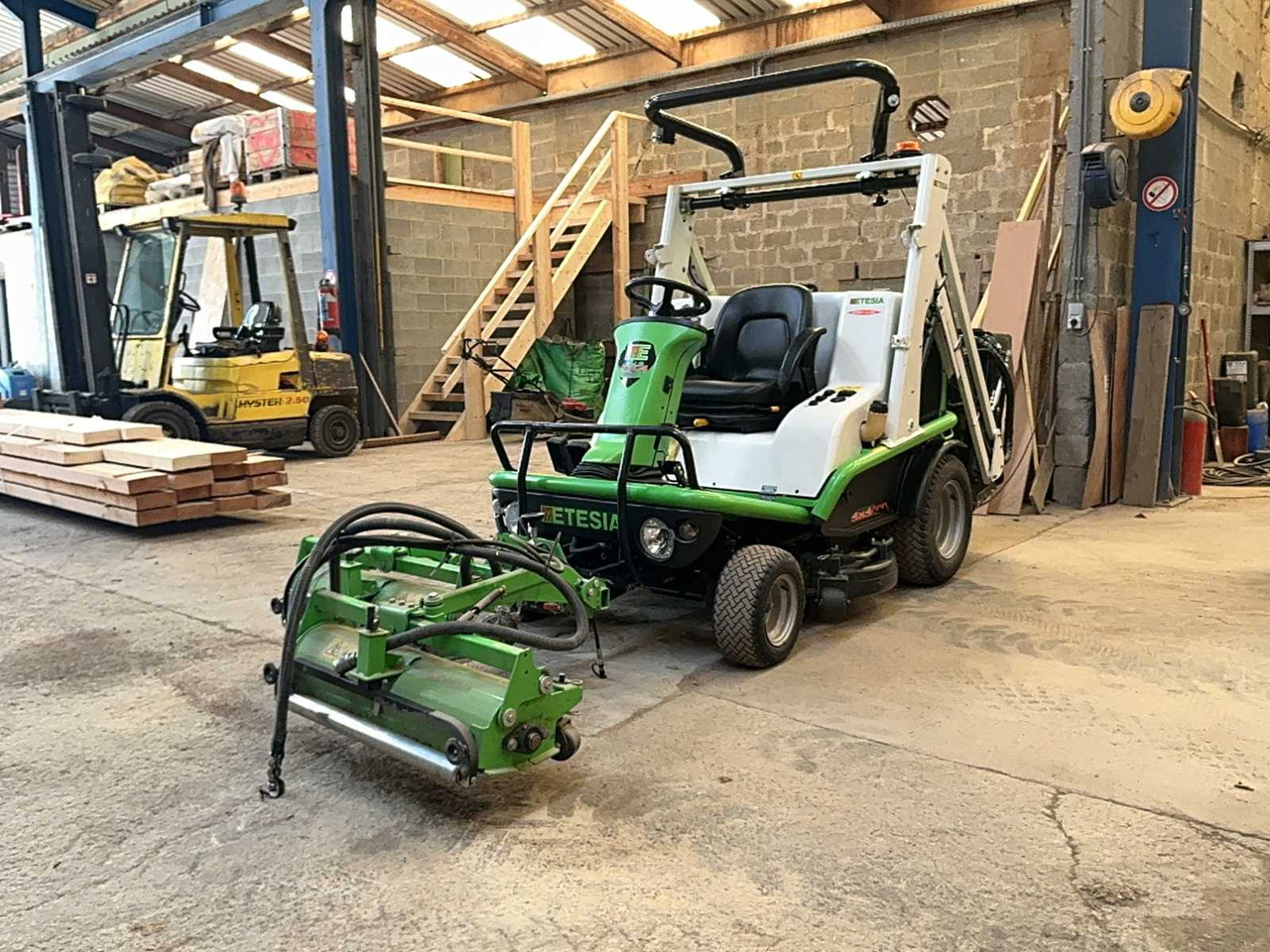 Etesia 124 DX 4X4 - Vrtna kosilica: slika Etesia 124 DX 4X4 - Vrtna kosilica Etesia 124 DX 4X4 - Vrtna kosilica: slika Etesia 124 DX 4X4 - Vrtna kosilica