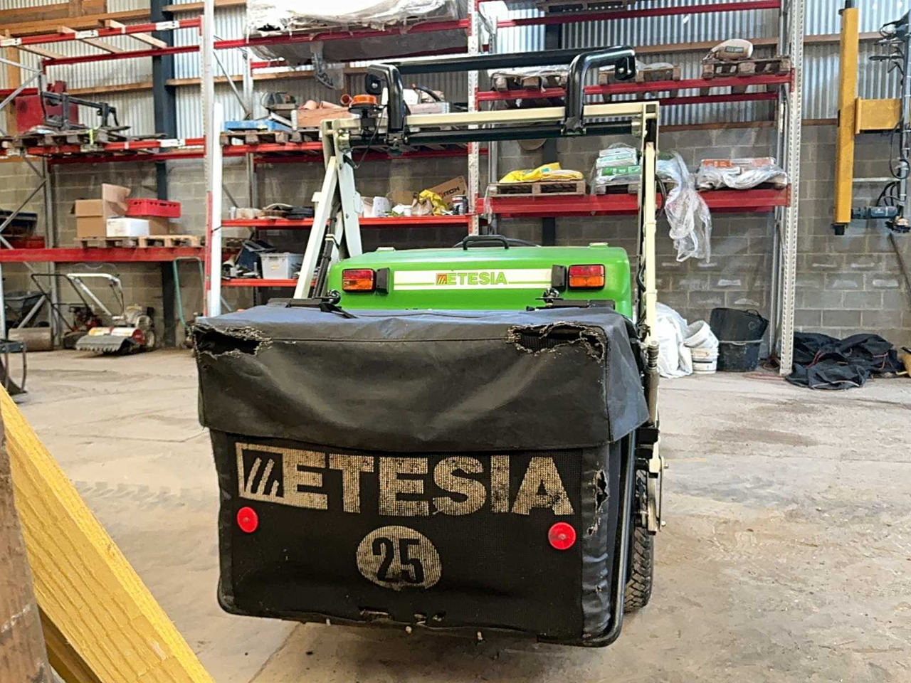 Etesia 124 DX 4X4 - Vrtna kosilica: slika Etesia 124 DX 4X4 - Vrtna kosilica Etesia 124 DX 4X4 - Vrtna kosilica: slika Etesia 124 DX 4X4 - Vrtna kosilica