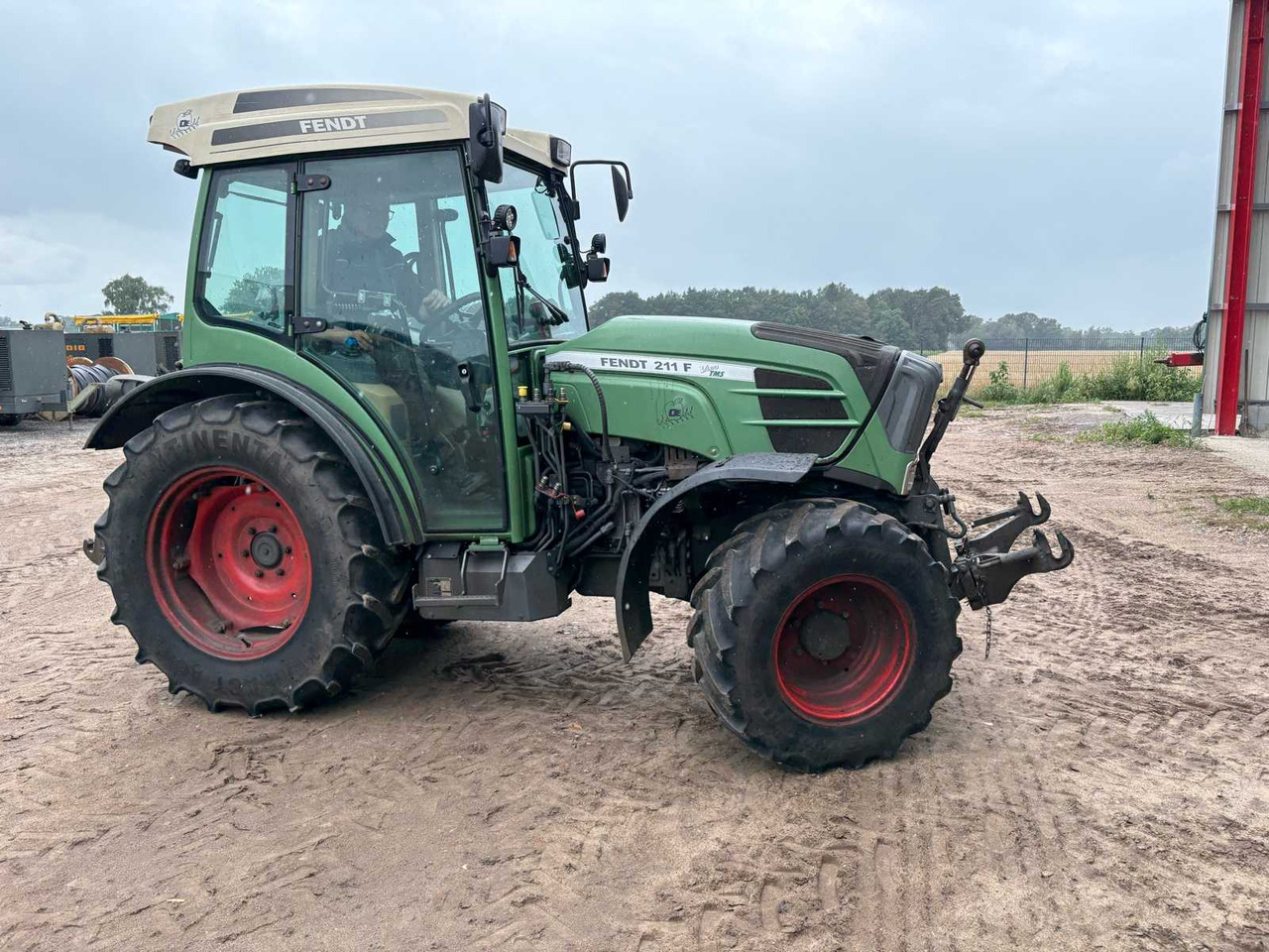 Fendt 211 Vario TMS V - Traktor: slika Fendt 211 Vario TMS V - Traktor Fendt 211 Vario TMS V - Traktor: slika Fendt 211 Vario TMS V - Traktor