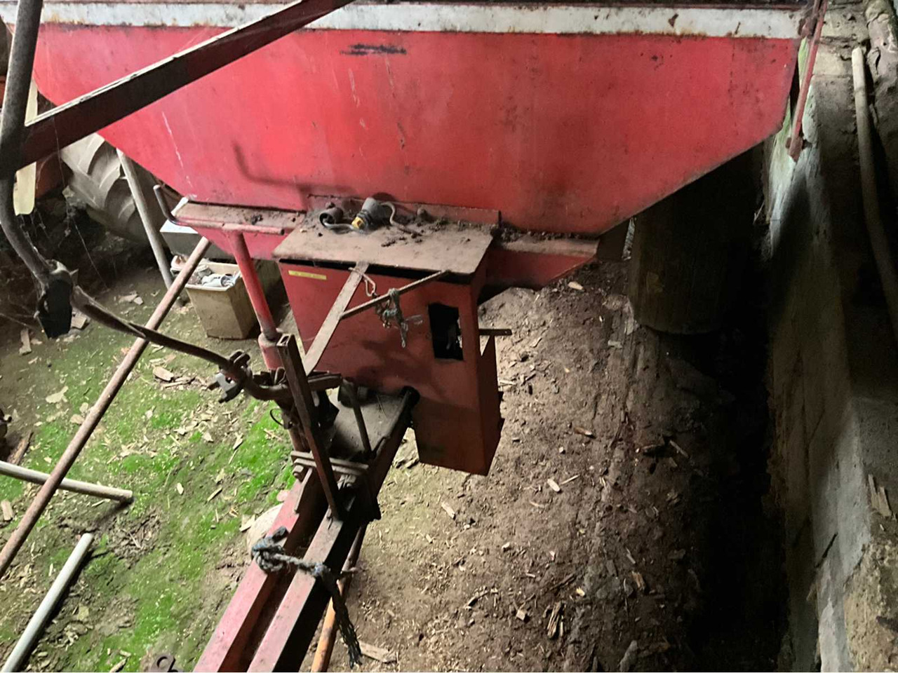 Fertilizer Seeder - Oprema za sijanje: slika  Fertilizer Seeder - Oprema za sijanje Fertilizer Seeder - Oprema za sijanje: slika  Fertilizer Seeder - Oprema za sijanje