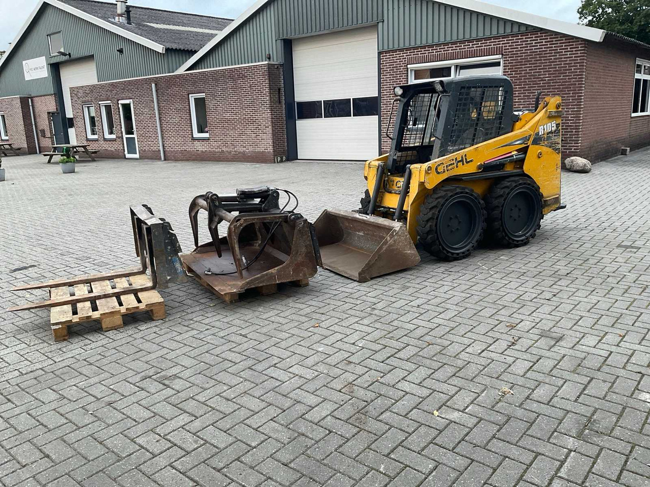Gehl R105 - Mini utovarivač: slika Gehl R105 - Mini utovarivač Gehl R105 - Mini utovarivač: slika Gehl R105 - Mini utovarivač