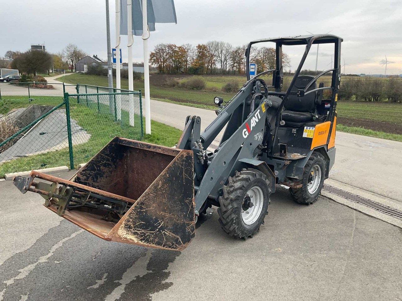 Giant D337T - Utovarivač na kotačima: slika Giant D337T - Utovarivač na kotačima Giant D337T - Utovarivač na kotačima: slika Giant D337T - Utovarivač na kotačima