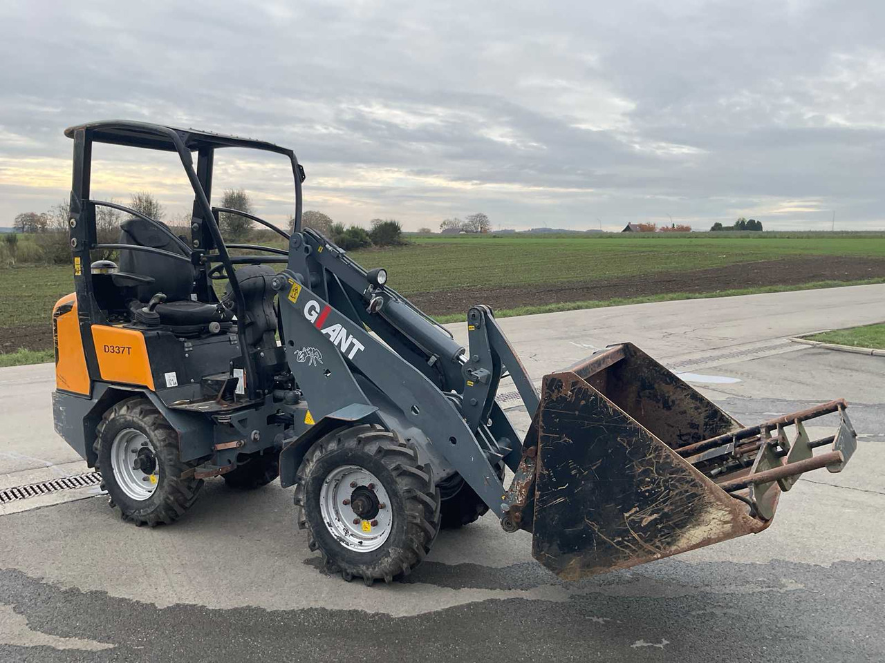 Giant D337T - Utovarivač na kotačima: slika Giant D337T - Utovarivač na kotačima Giant D337T - Utovarivač na kotačima: slika Giant D337T - Utovarivač na kotačima