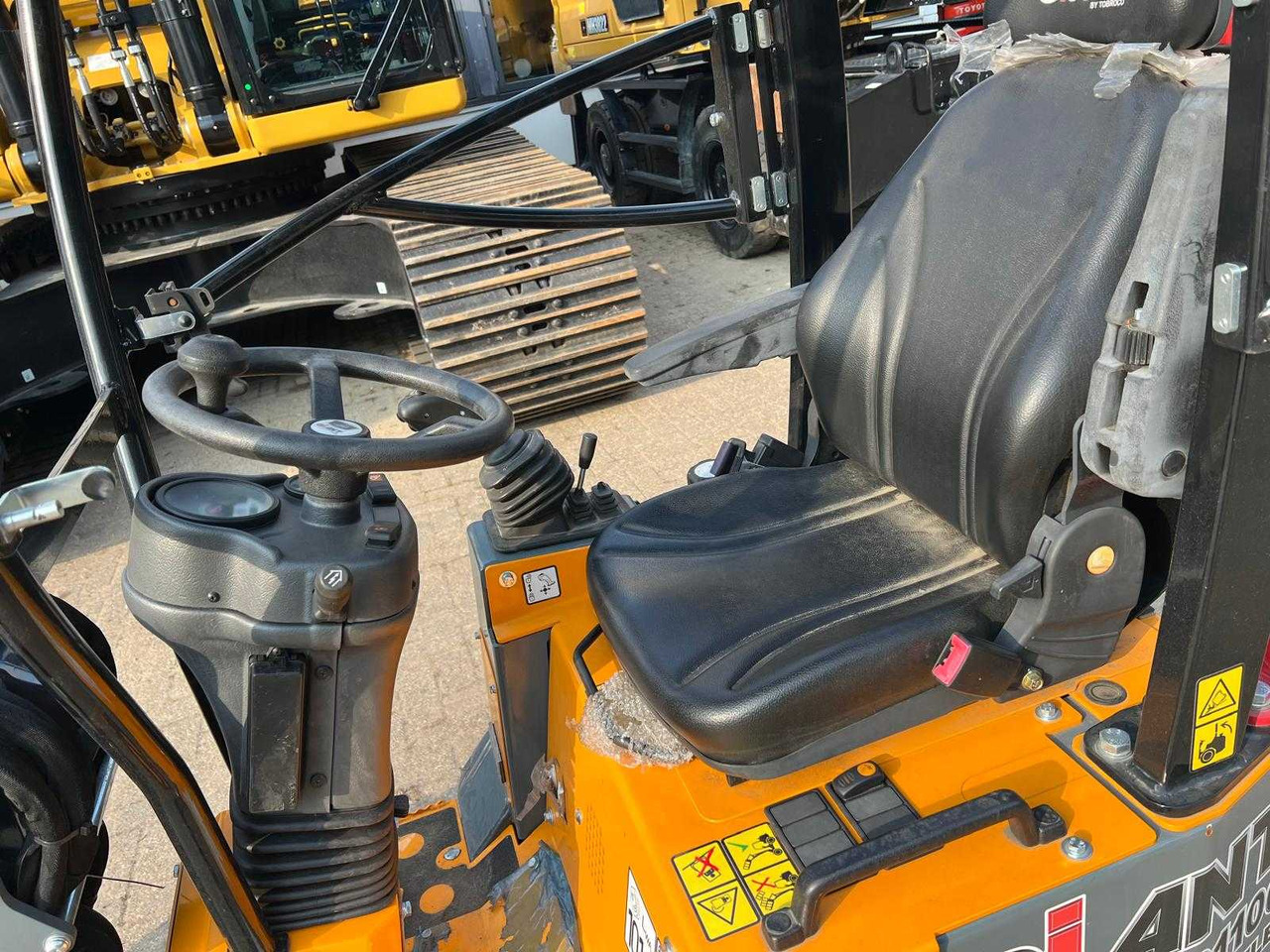 Giant G1100 Tele - Utovarivač na kotačima: slika Giant G1100 Tele - Utovarivač na kotačima Giant G1100 Tele - Utovarivač na kotačima: slika Giant G1100 Tele - Utovarivač na kotačima