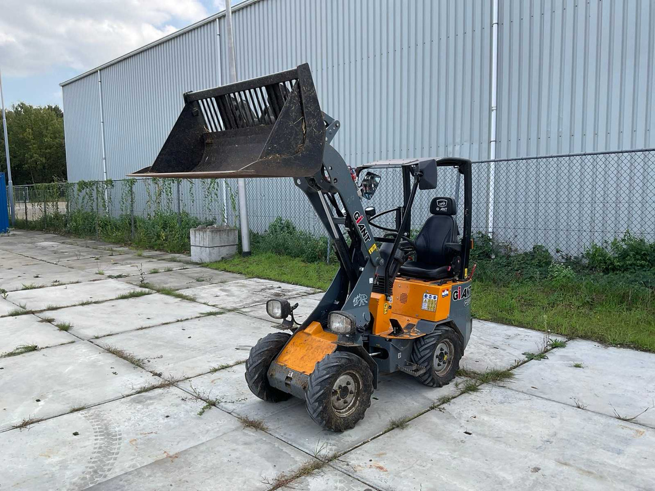 Giant G1200 - Utovarivač na kotačima: slika Giant G1200 - Utovarivač na kotačima Giant G1200 - Utovarivač na kotačima: slika Giant G1200 - Utovarivač na kotačima