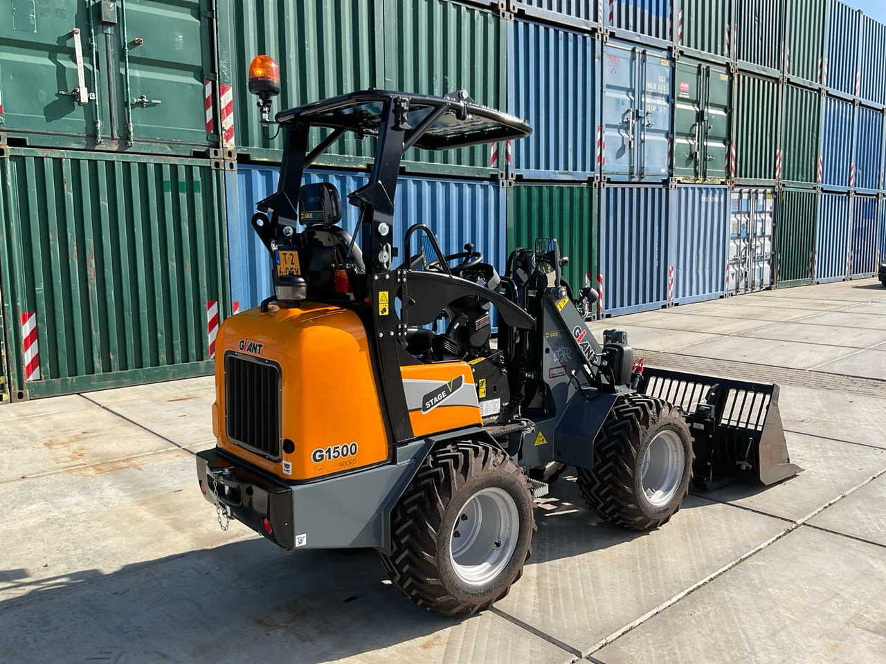 Giant G1500 - Utovarivač na kotačima: slika Giant G1500 - Utovarivač na kotačima Giant G1500 - Utovarivač na kotačima: slika Giant G1500 - Utovarivač na kotačima