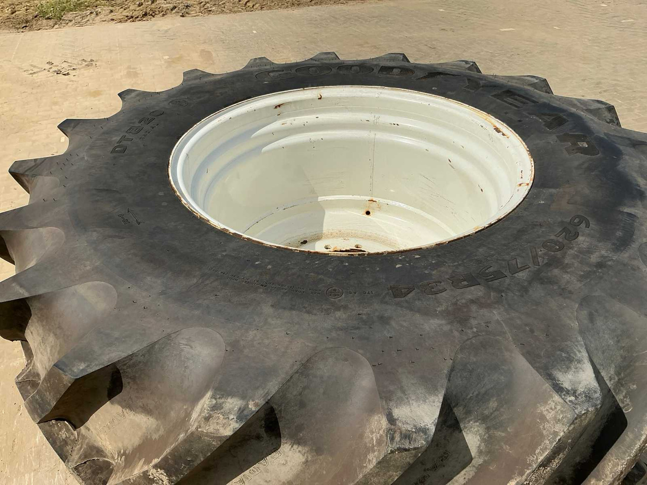 Goodyear DT820 - Gume i felge za Traktor: slika Goodyear DT820 - Gume i felge za Traktor Goodyear DT820 - Gume i felge za Traktor: slika Goodyear DT820 - Gume i felge za Traktor