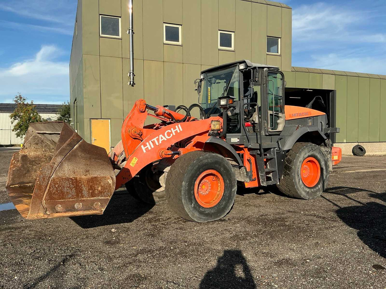 Hitachi ZW180 - Utovarivač na kotačima: slika Hitachi ZW180 - Utovarivač na kotačima Hitachi ZW180 - Utovarivač na kotačima: slika Hitachi ZW180 - Utovarivač na kotačima