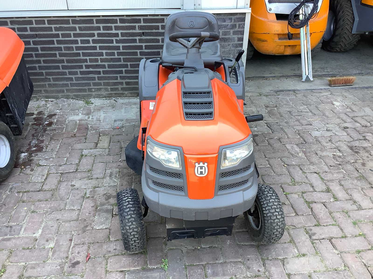 Husqvarna LTH12 - Vrtna kosilica: slika Husqvarna LTH12 - Vrtna kosilica Husqvarna LTH12 - Vrtna kosilica: slika Husqvarna LTH12 - Vrtna kosilica