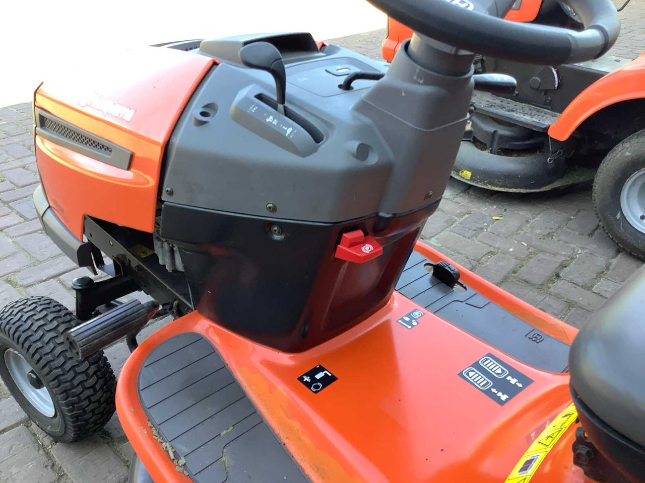 Husqvarna LTH12 - Vrtna kosilica: slika Husqvarna LTH12 - Vrtna kosilica Husqvarna LTH12 - Vrtna kosilica: slika Husqvarna LTH12 - Vrtna kosilica